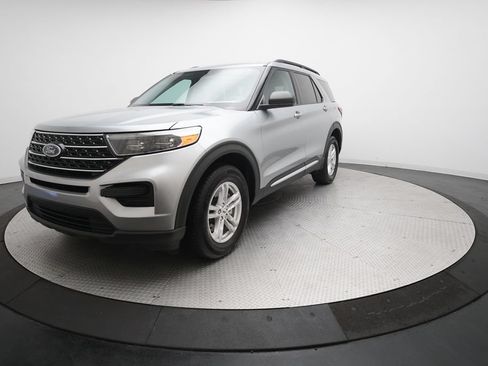 Used 2023 Ford Explorer XLT w/ Class IV Trailer Tow Package AWD/4WD image 12
