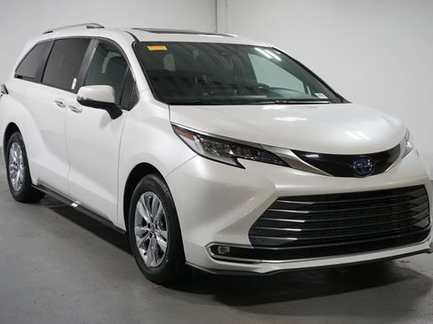 Used 2025 Toyota Sienna Limited image 3