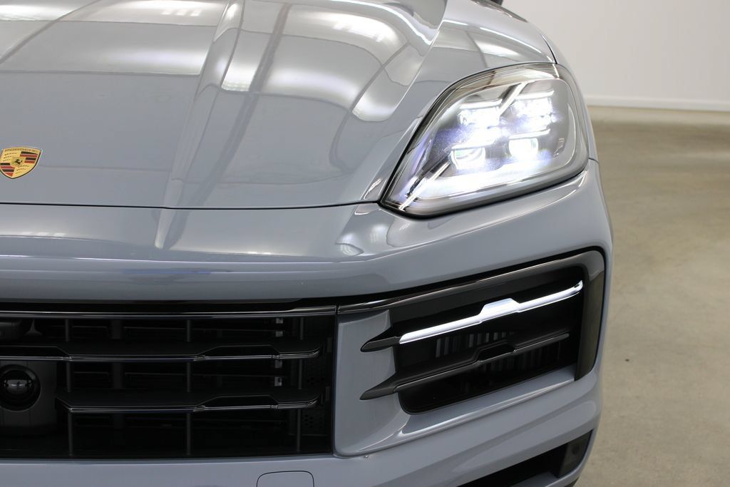 Used 2025 Porsche Cayenne S AWD/4WD image 11