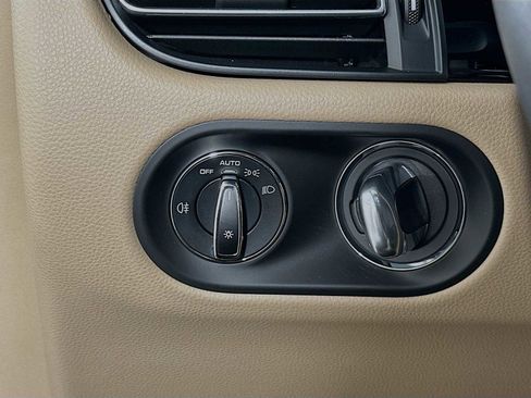 Certified 2024 Porsche Macan image 13