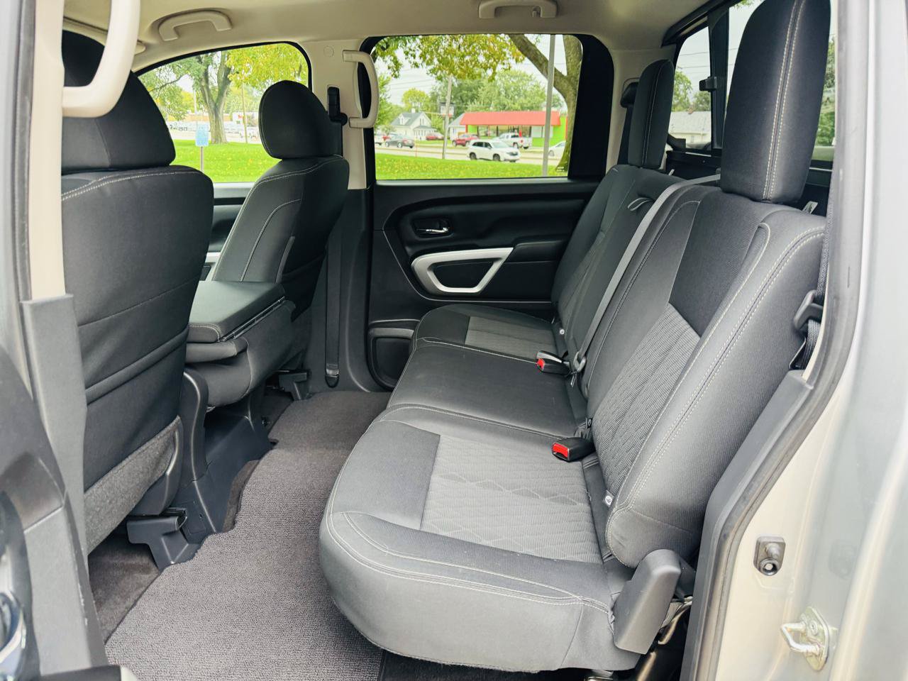 Used 2018 Nissan Titan SV AWD/4WD image 10