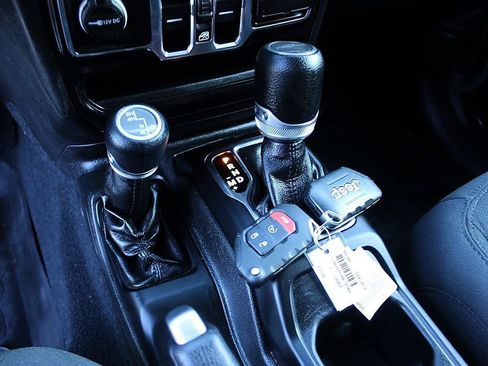 Used 2022 Jeep Gladiator Sport AWD/4WD image 11