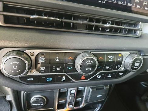 Used 2025 Jeep Wrangler Unlimited Sahara w/ Safety Group AWD/4WD image 29