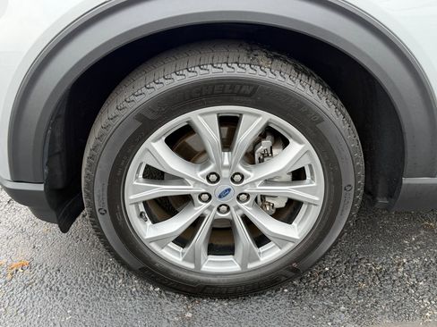 Used 2023 Ford Explorer XLT w/ Equipment Group 202A AWD/4WD image 8