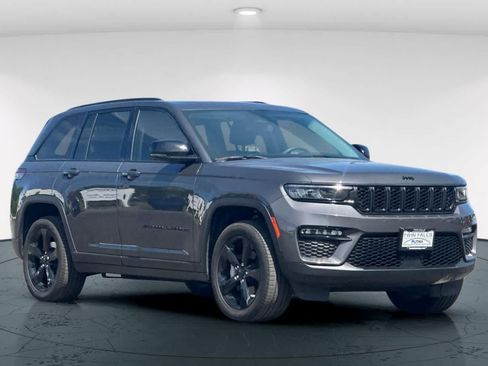 Used 2024 Jeep Grand Cherokee Limited w/ Black Appearance Package AWD/4WD image 5