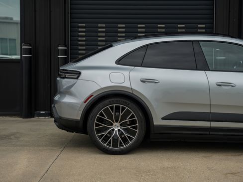 Certified 2025 Porsche Macan Electric image 14