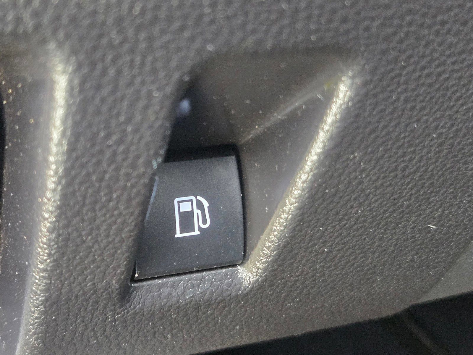 Used 2021 Toyota Highlander LE FWD image 16