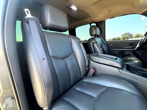 Used 2006 Chevrolet Silverado 2500 LT w/ Heavy-Duty Power Package image 66