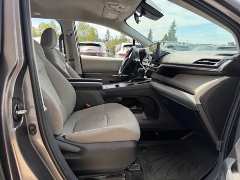 Used 2023 Toyota Sienna LE FWD image 21