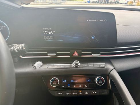 Used 2025 Hyundai Elantra Limited FWD image 17