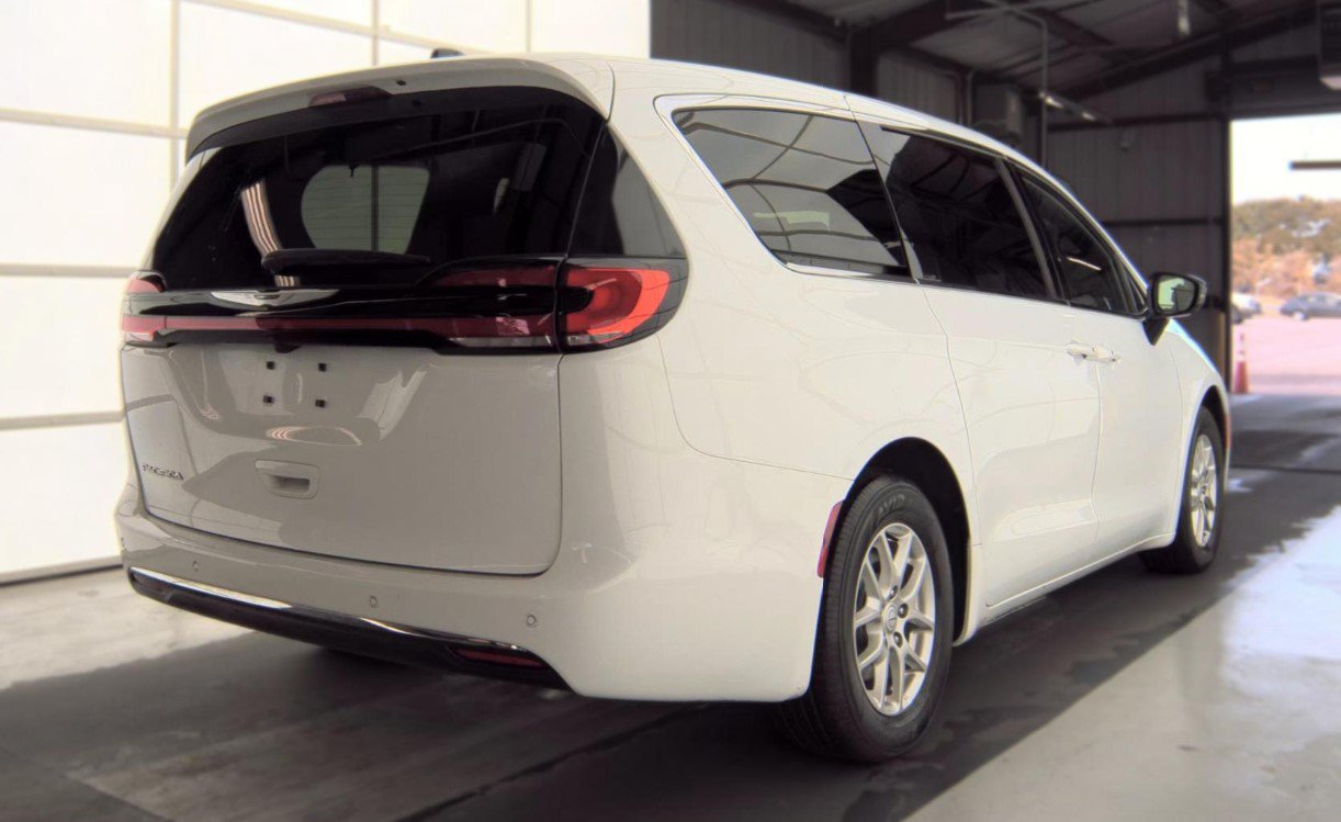 Used 2026 Chrysler Pacifica Select FWD image 4