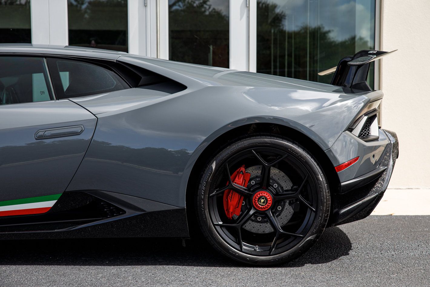 Used 2018 Lamborghini Huracan Performante AWD/4WD image 9
