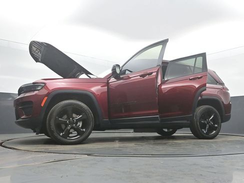 Used 2023 Jeep Grand Cherokee Altitude image 59