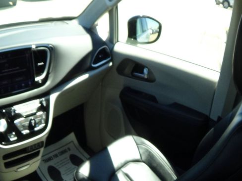 Certified 2024 Chrysler Pacifica Touring-L FWD image 14