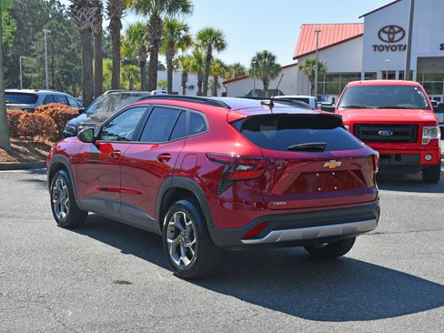 Used 2025 Chevrolet Trax LT w/ LT Convenience Package image 3
