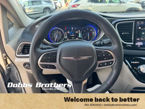 Used 2024 Chrysler Pacifica Touring-L FWD image 17