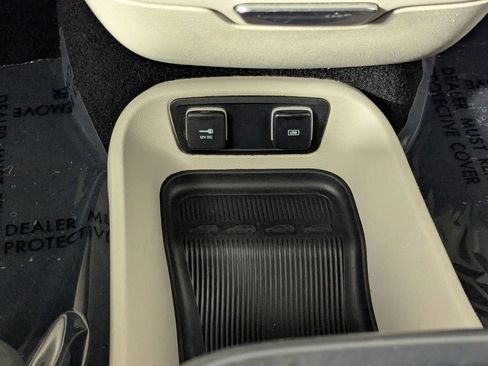 Used 2018 Chrysler Pacifica Touring-L FWD image 22