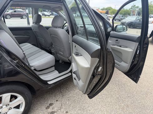 Used 2007 Kia Rondo LX w/ Convenience Pkg FWD image 8