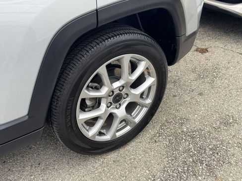 Used 2025 Jeep Compass Limited image 30