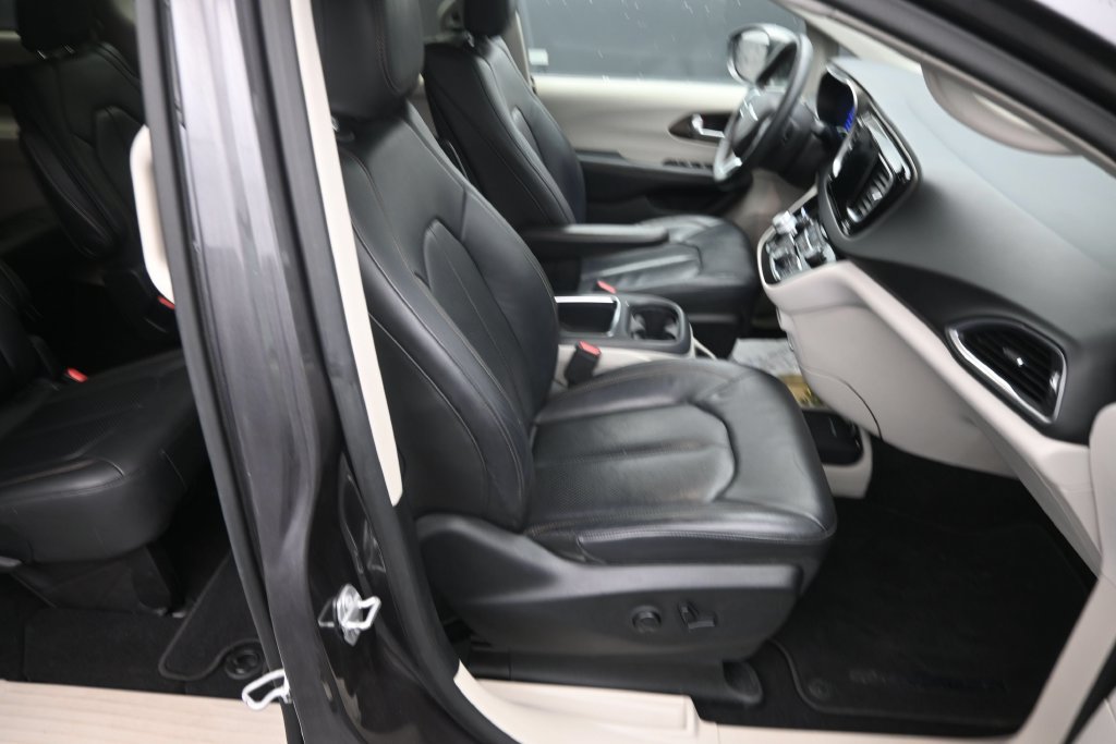 Used 2017 Chrysler Pacifica Touring-L Plus FWD image 13