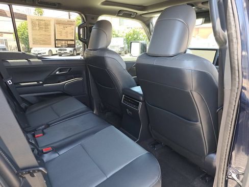 Used 2025 Lexus GX 550 w/ Cold Area Package AWD/4WD image 11