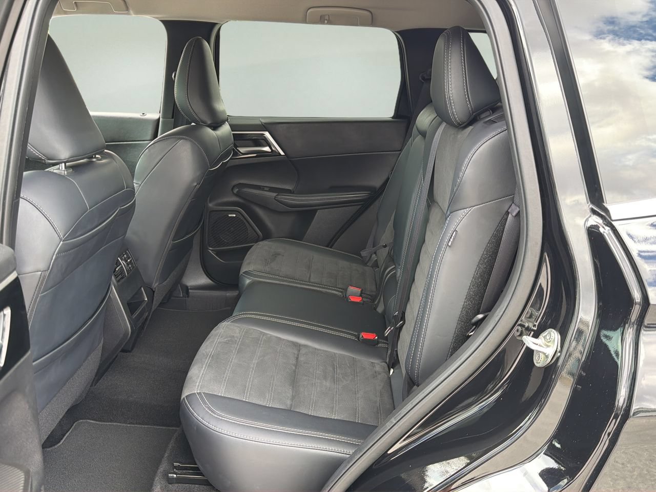 Used 2025 Mitsubishi Outlander SE FWD image 14