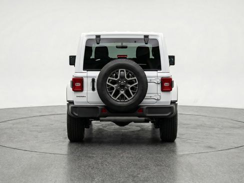 Used 2025 Jeep Wrangler Sahara image 7