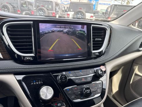 Used 2023 Chrysler Pacifica Limited FWD image 30
