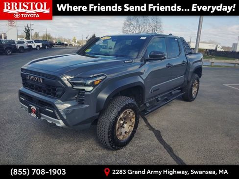 Used 2025 Toyota Tacoma Trailhunter image 3