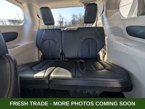 Used 2024 Chrysler Pacifica Touring-L image 17
