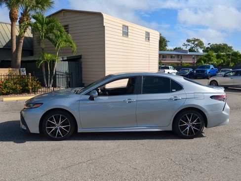 Used 2023 Toyota Camry SE image 9