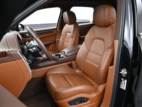 Certified 2023 Porsche Cayenne Platinum Edition AWD/4WD image 5