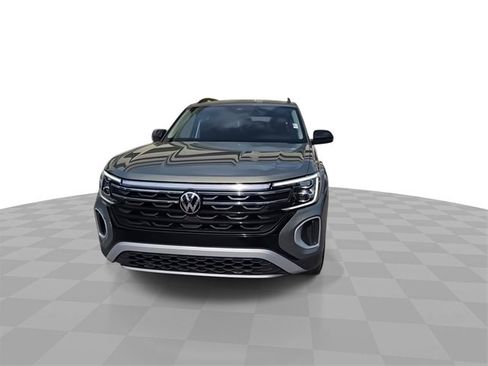 Used 2024 Volkswagen Atlas Peak Edition SE image 3