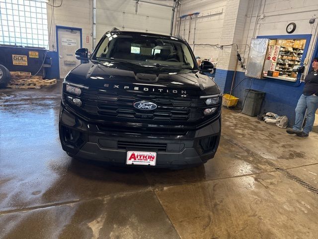 Used 2025 Ford Expedition Active AWD/4WD image 2