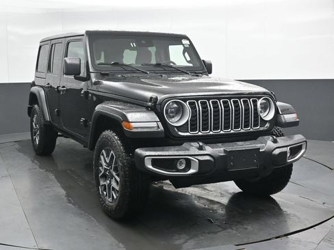 Used 2025 Jeep Wrangler Unlimited Sahara AWD/4WD image 4