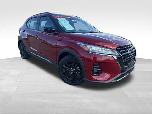 Used 2023 Nissan Kicks SR w/ SR Premium Package FWD image 2