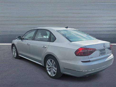 Used 2019 Volkswagen Passat 2.0T Wolfsburg w/ Wheels & Sunroof Package image 4