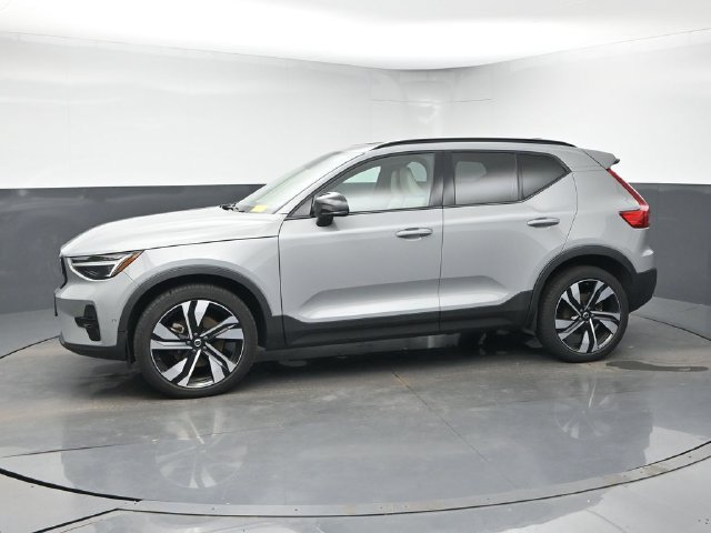 Used 2024 Volvo XC40 B5 Plus w/ Protection Package Premier AWD/4WD image 4