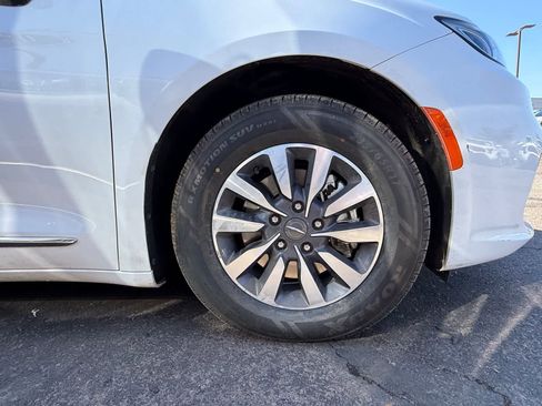 Used 2023 Chrysler Pacifica Limited image 5