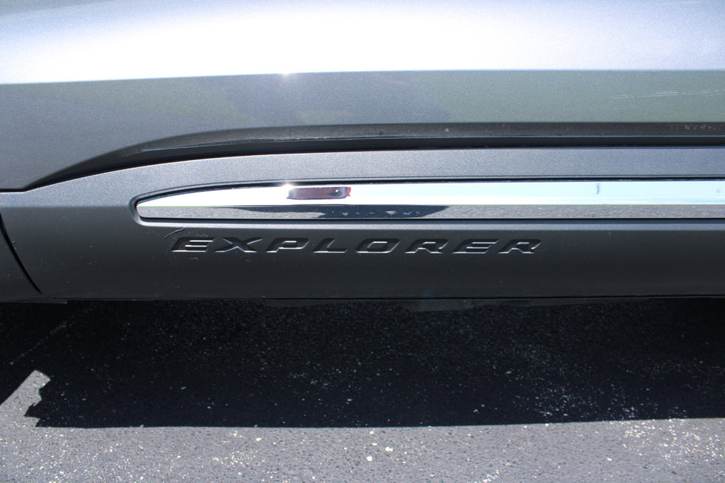 Used 2024 Ford Explorer XLT AWD/4WD image 6