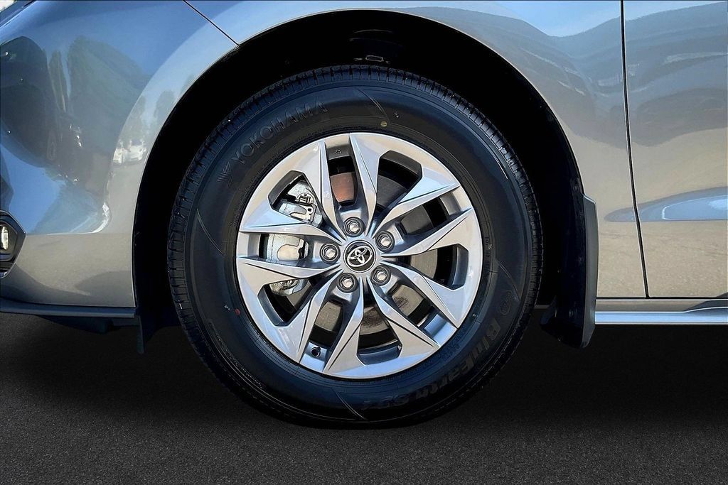 Used 2026 Toyota Sienna XLE FWD image 34