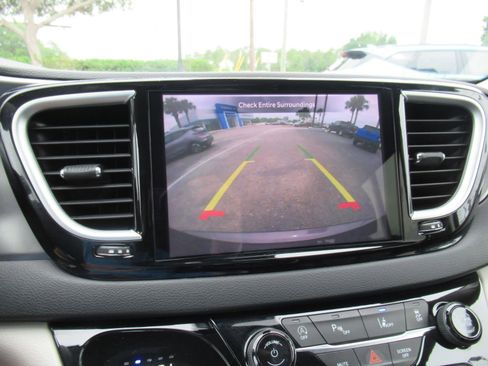 Used 2023 Chrysler Pacifica Touring-L FWD image 28