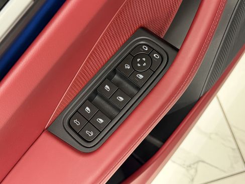 Certified 2025 Porsche Macan 4S Electric AWD/4WD image 28
