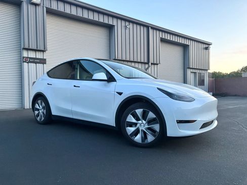Used 2022 Tesla Model Y Long Range image 2