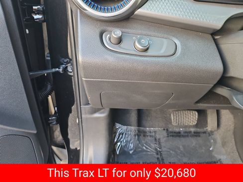Used 2025 Chevrolet Trax LT FWD image 25