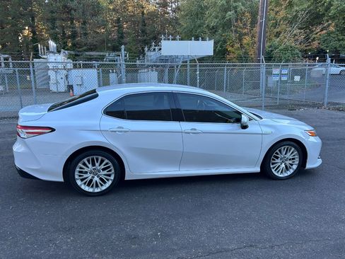 Used 2018 Toyota Camry XLE image 4
