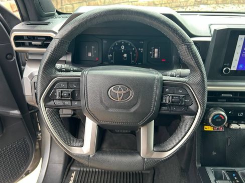 Used 2025 Toyota Tacoma SR5 AWD/4WD image 9