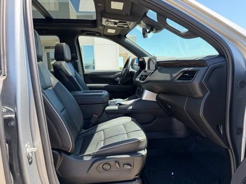 Used 2024 Chevrolet Suburban Premier w/ Premium Package RWD image 10