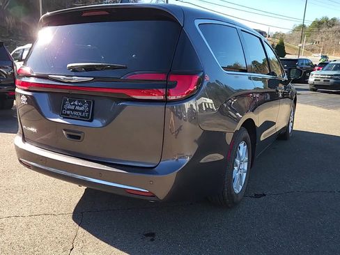Used 2023 Chrysler Pacifica Touring-L image 5