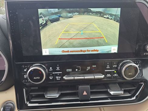 Used 2024 Toyota Highlander Limited image 25